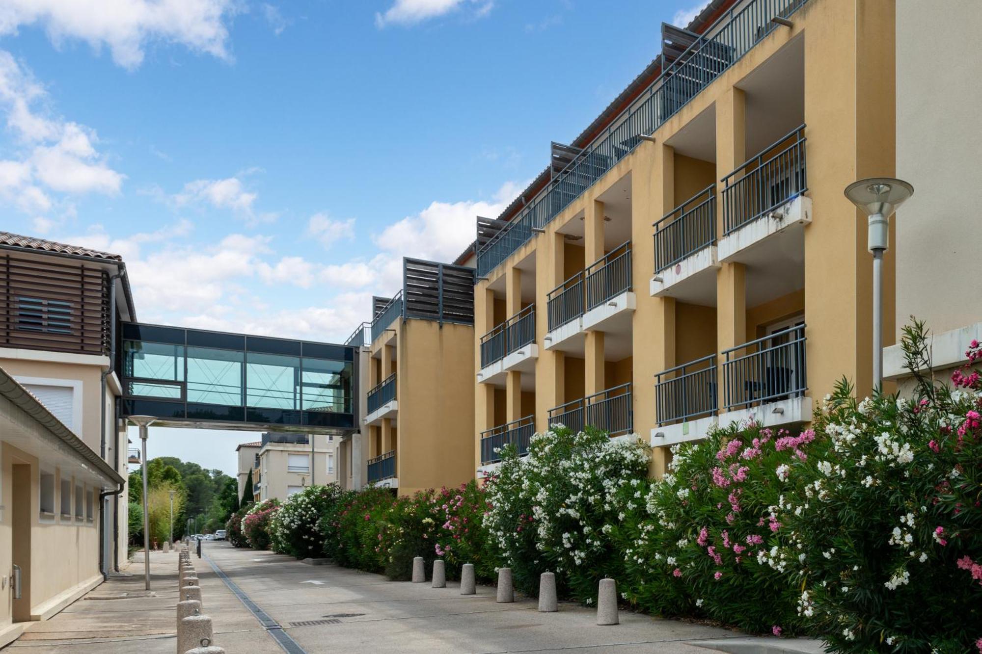 Zenitude Hotel La Valadiere, Ascend Hotel Collection Жувиньяк Экстерьер фото