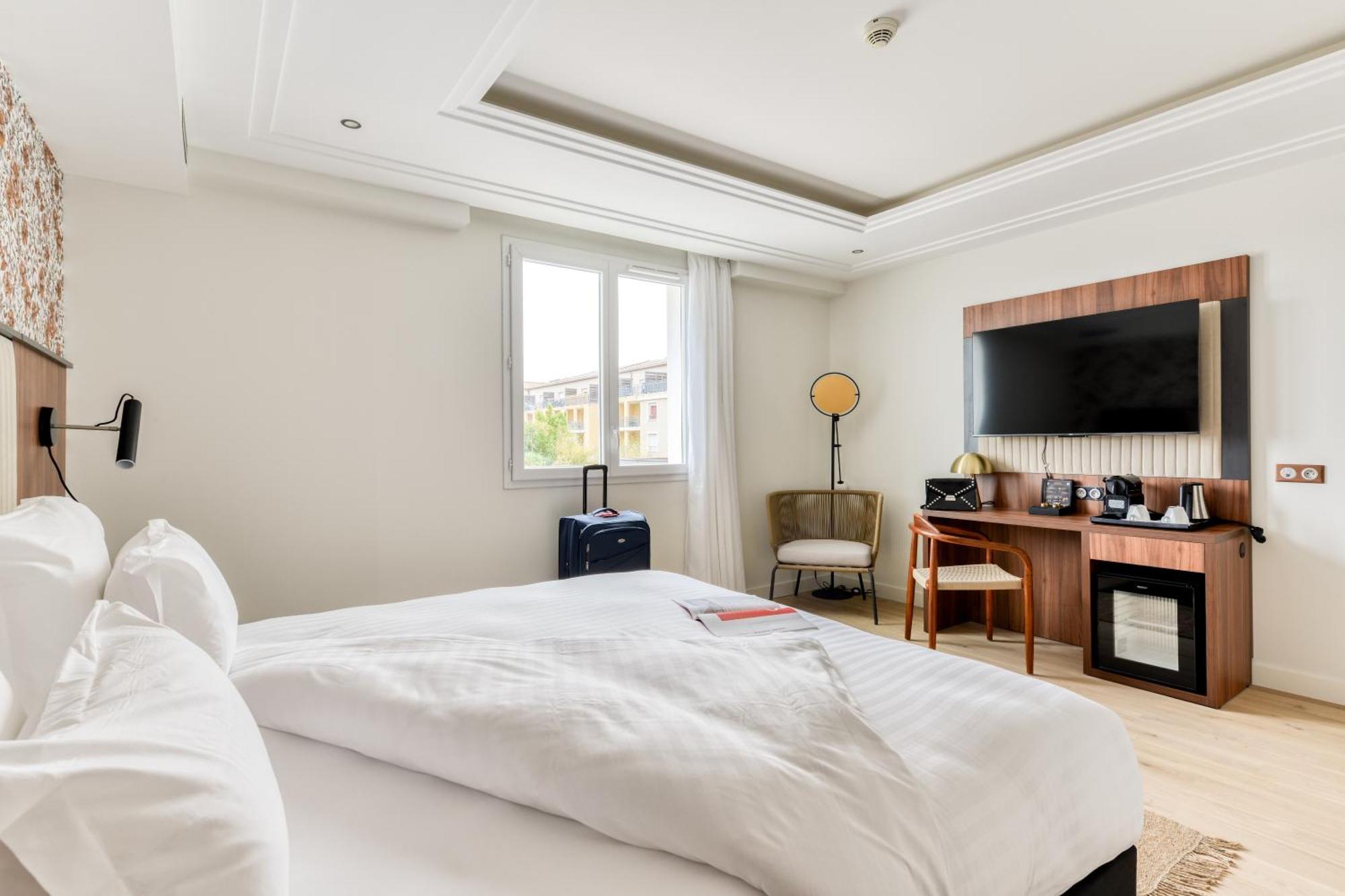 Zenitude Hotel La Valadiere, Ascend Hotel Collection Жувиньяк Экстерьер фото