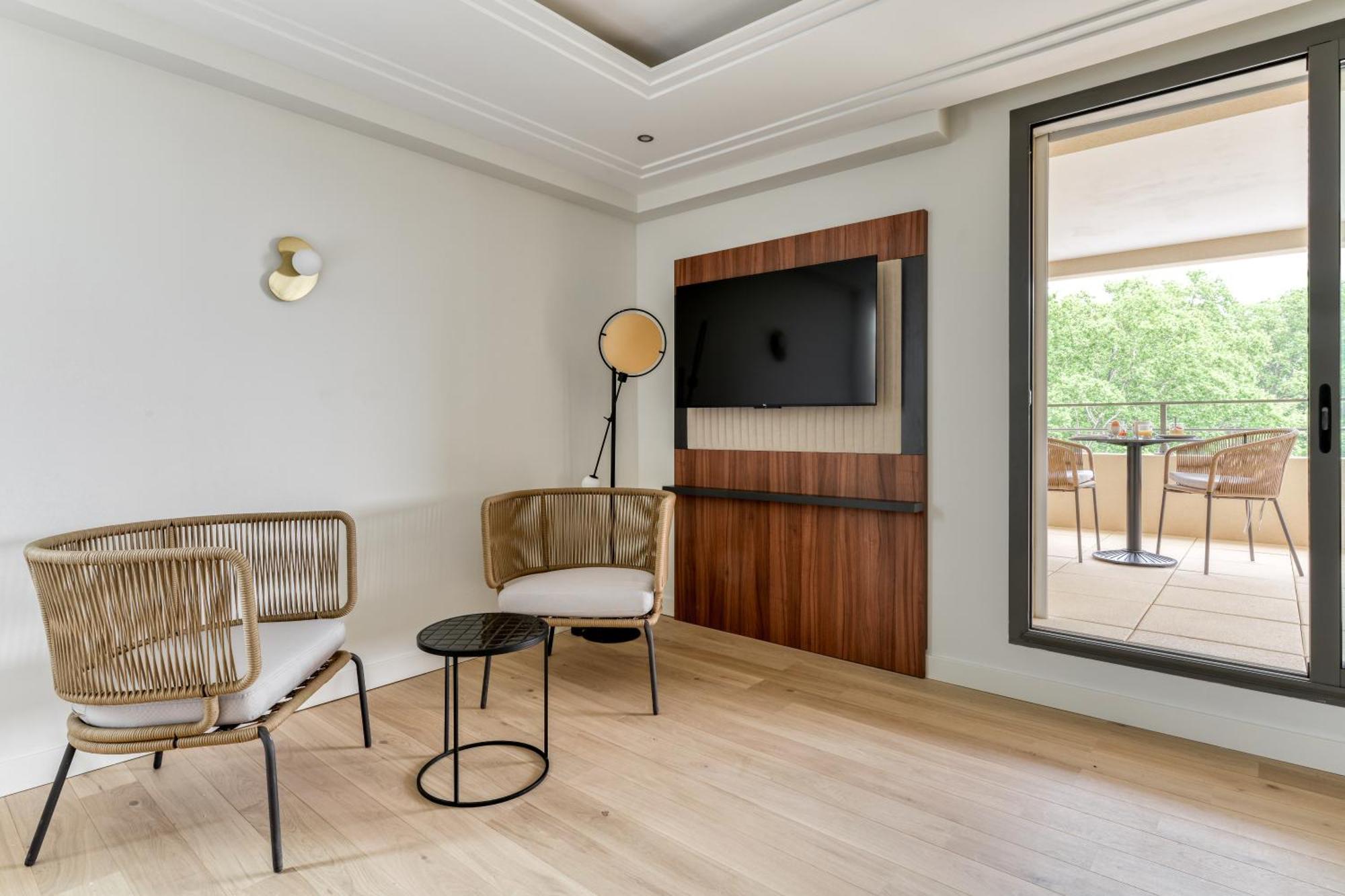 Zenitude Hotel La Valadiere, Ascend Hotel Collection Жувиньяк Экстерьер фото