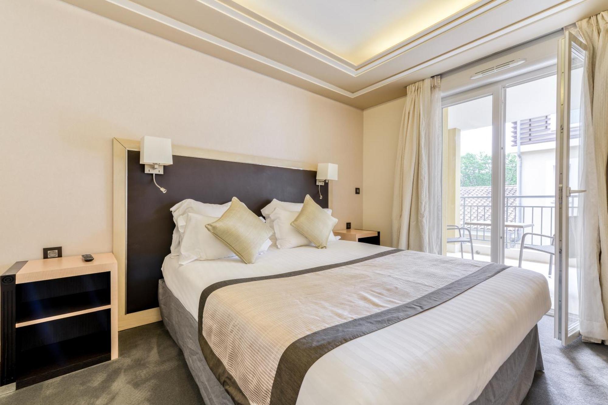 Zenitude Hotel La Valadiere, Ascend Hotel Collection Жувиньяк Экстерьер фото