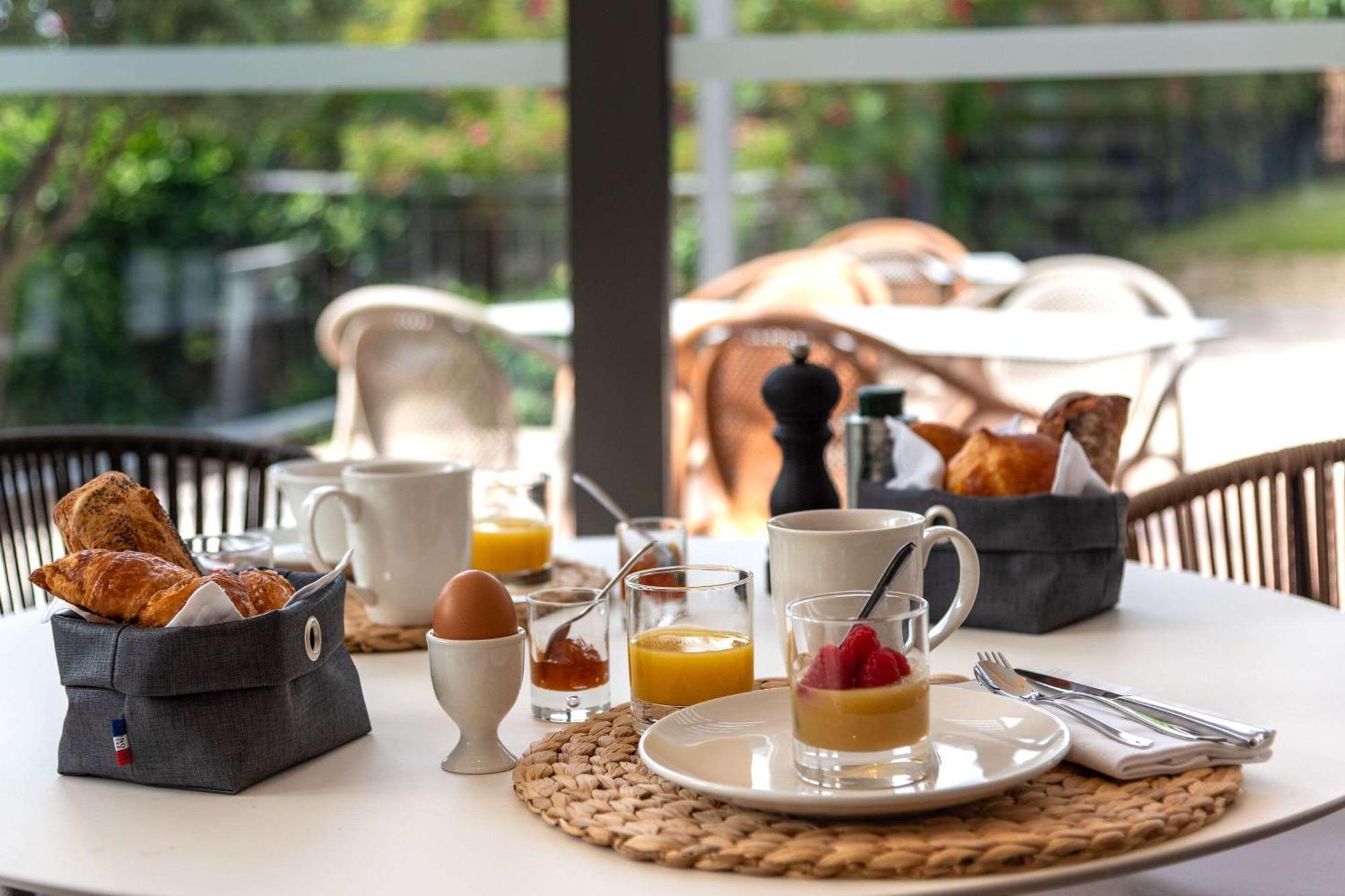 Zenitude Hotel La Valadiere, Ascend Hotel Collection Жувиньяк Экстерьер фото