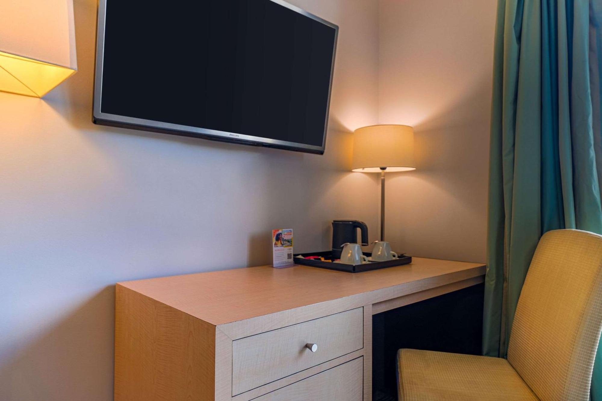 Zenitude Hotel La Valadiere, Ascend Hotel Collection Жувиньяк Экстерьер фото
