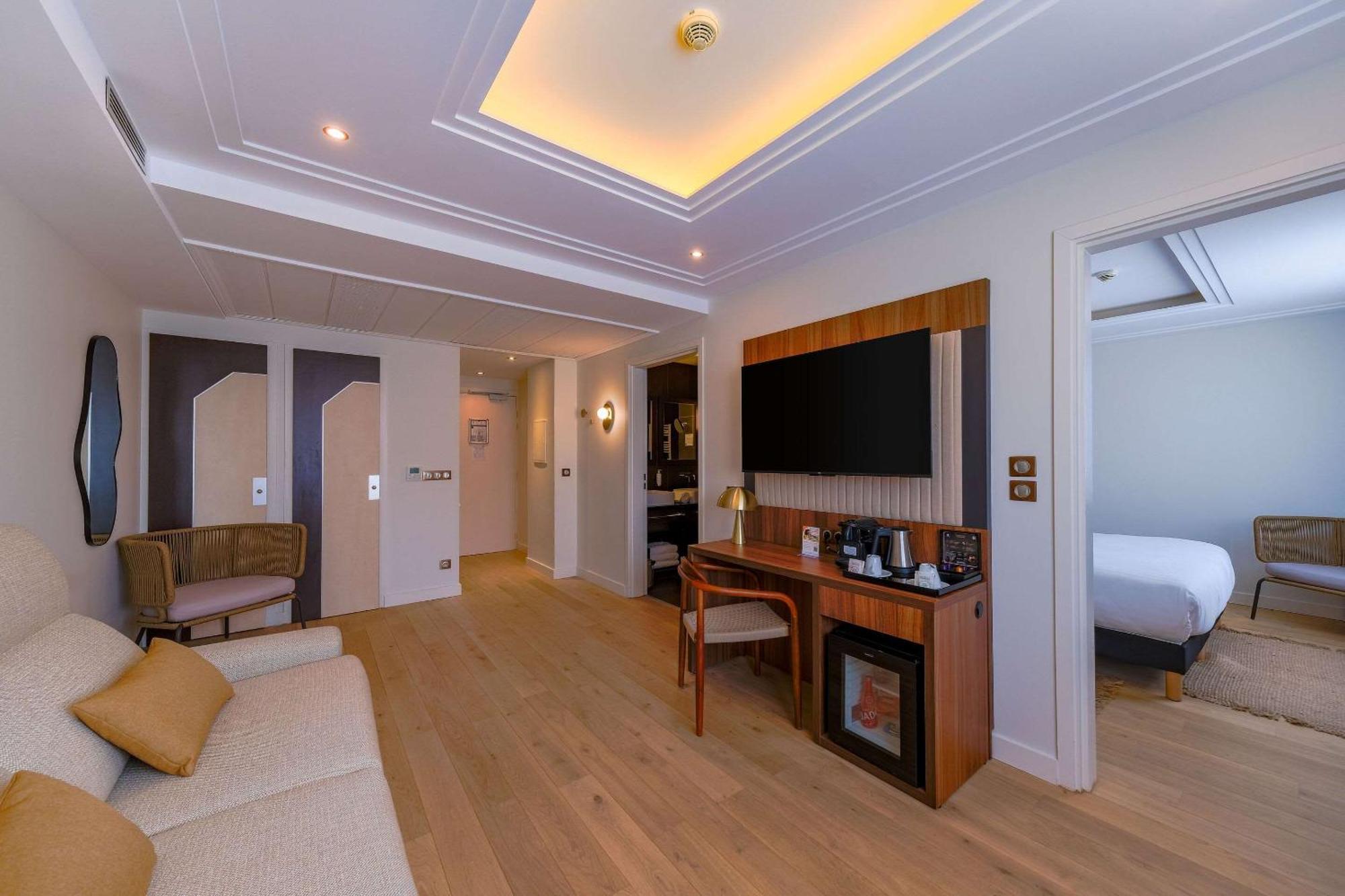 Zenitude Hotel La Valadiere, Ascend Hotel Collection Жувиньяк Экстерьер фото