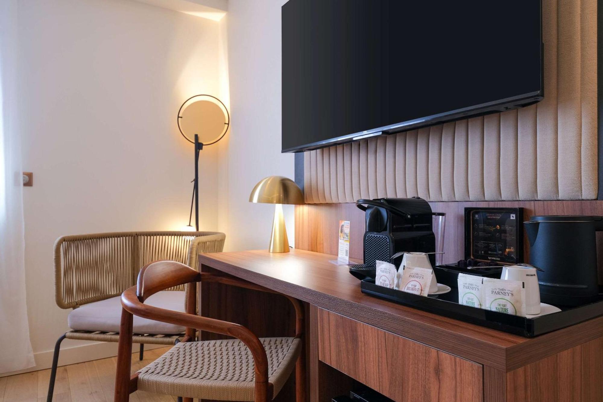 Zenitude Hotel La Valadiere, Ascend Hotel Collection Жувиньяк Экстерьер фото