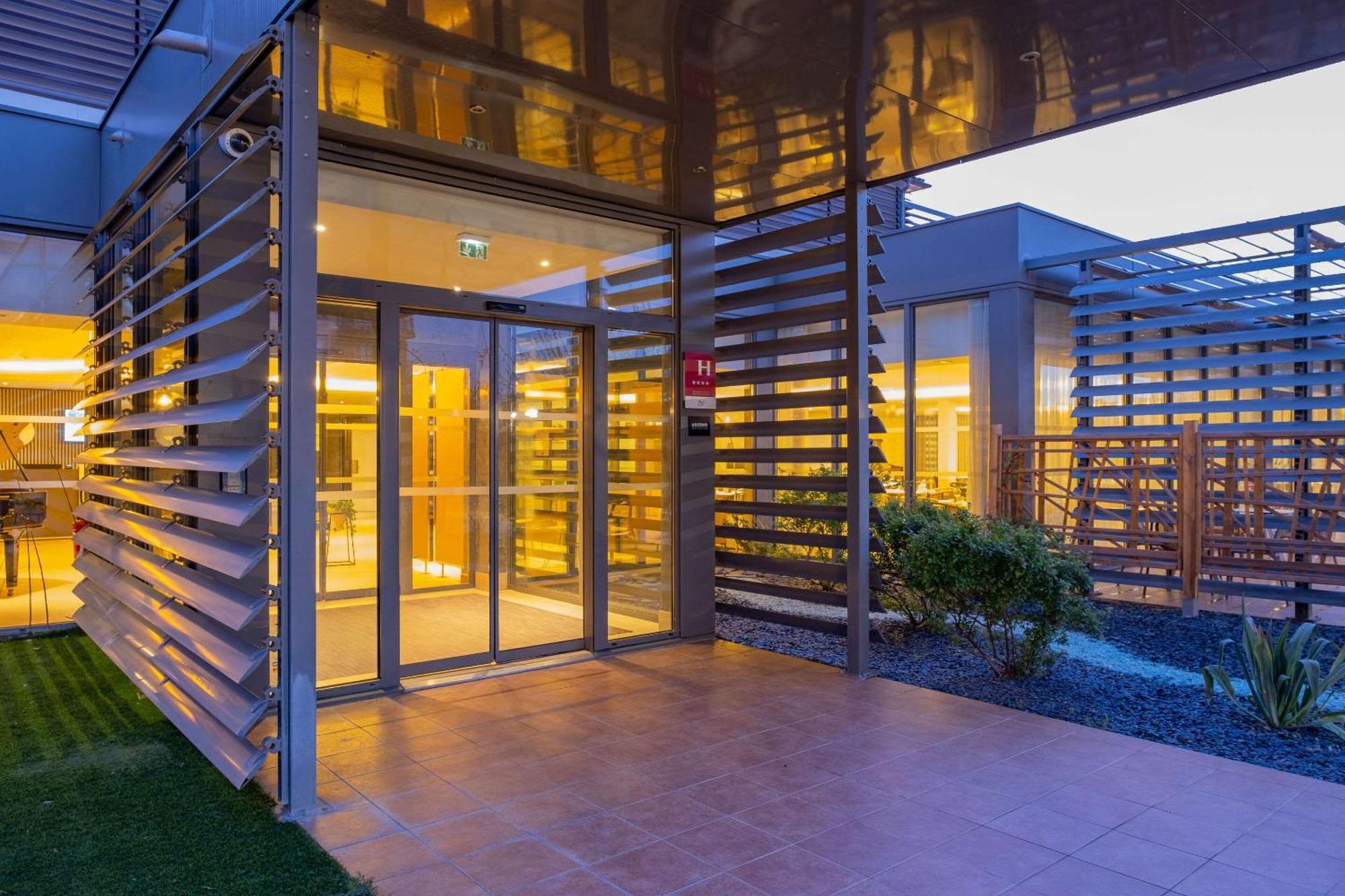 Zenitude Hotel La Valadiere, Ascend Hotel Collection Жувиньяк Экстерьер фото