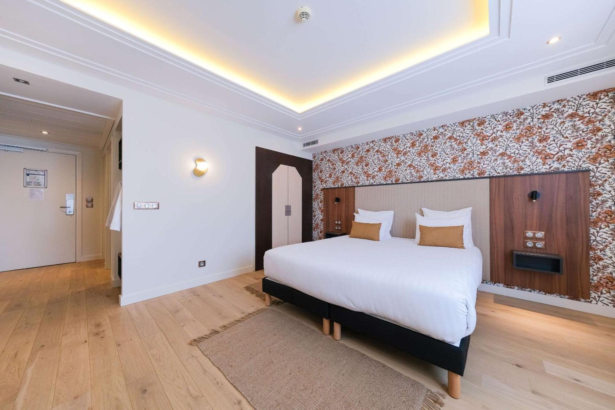 Zenitude Hotel La Valadiere, Ascend Hotel Collection Жувиньяк Экстерьер фото