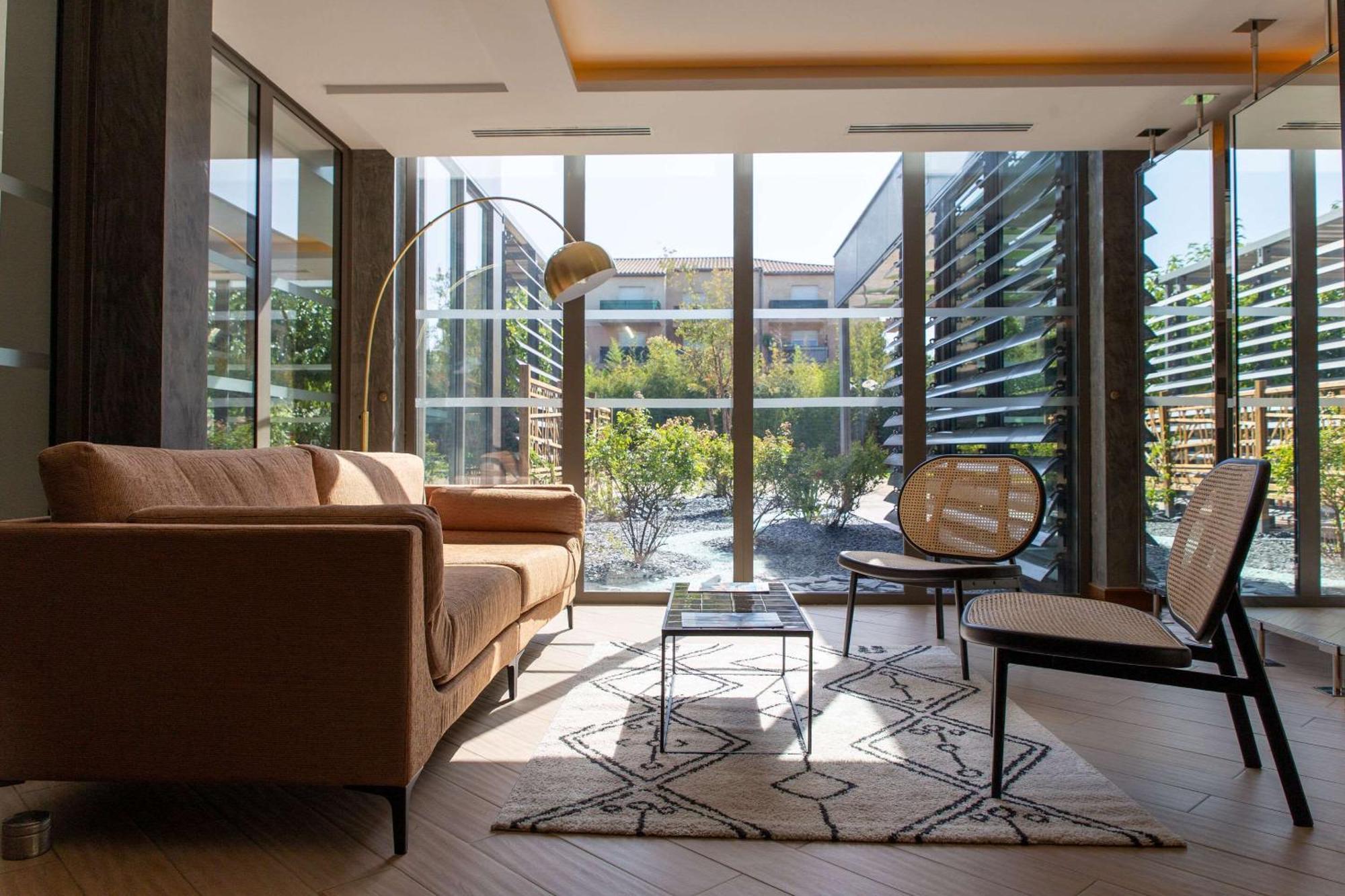 Zenitude Hotel La Valadiere, Ascend Hotel Collection Жувиньяк Экстерьер фото